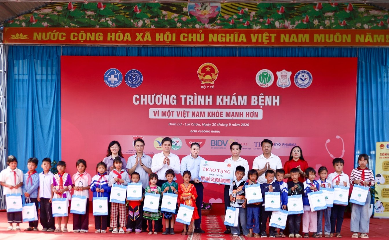 Đoàn công tác trao quà và học bổng cho học sinh Trường Tiểu học Sơn Bình